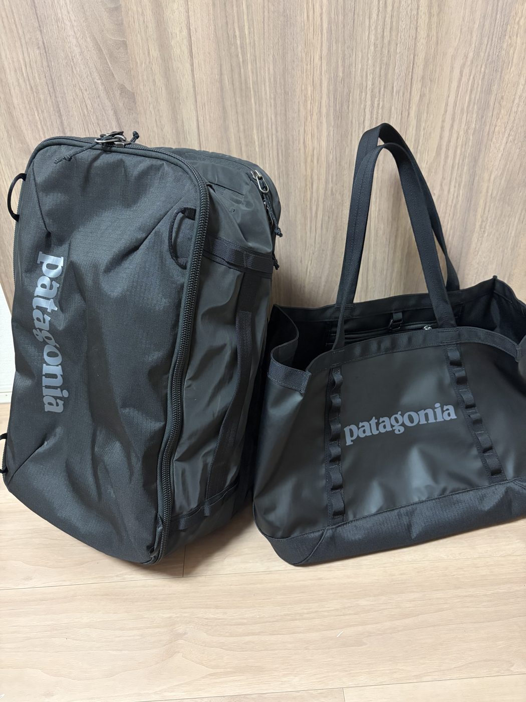 パタゴニアのブラックホール・ミニ・MLC 30L(左)とブラックホール・トート 25L(右)を並べたところ