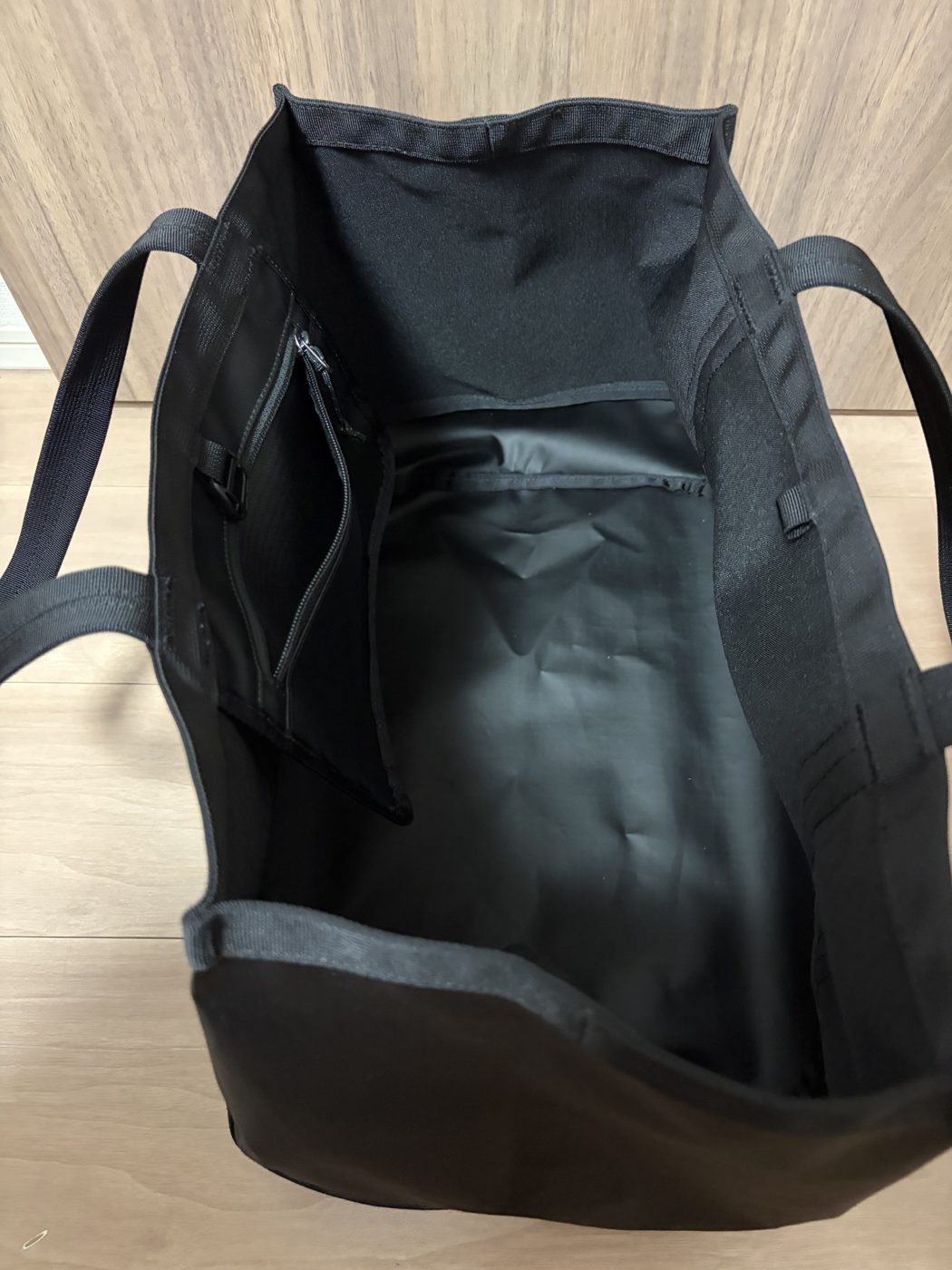 ブラックホール・トート 25Lの中。仕切りがなく、ファスナー付きの内ポケットは小さい