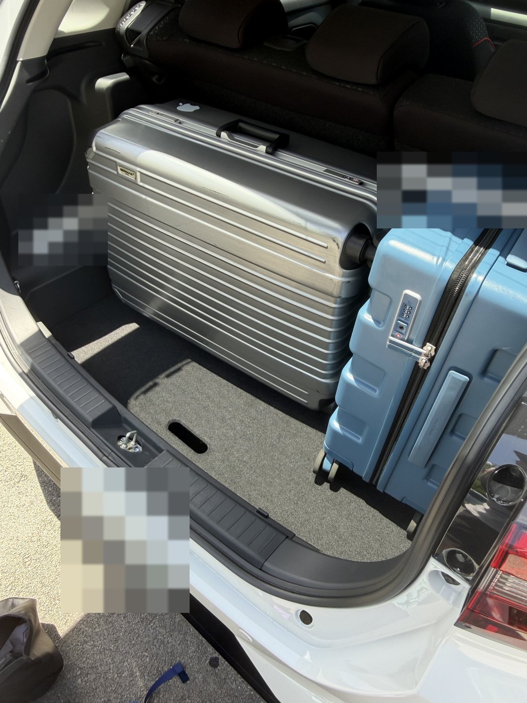 トヨタ ライズの荷室に大小のスーツケース2個を後席を倒さずに積んだ状態