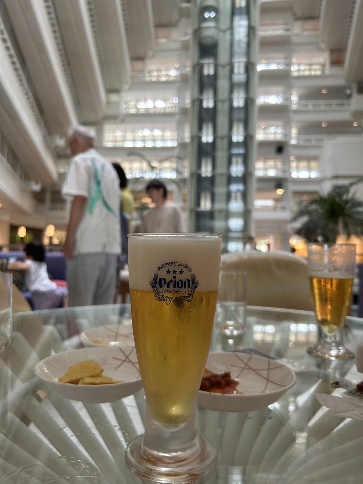 ハッピーアワーで用意されている生ビールとおつまみ
